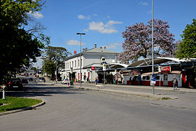 Bahnhofsgebäude mit Bahnhofsvorplatz (2014)