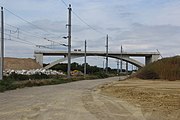37. bis 47. KW Die neue im Bau befindliche Eisenbahnbrücke der Aspangbahn über die Pottendorfer Linie bei Achau. (September 2017) von Benutzer:Mö1997