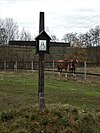 Wolfshof Holzkreuz bei Pferdekoppel 2020.jpg
