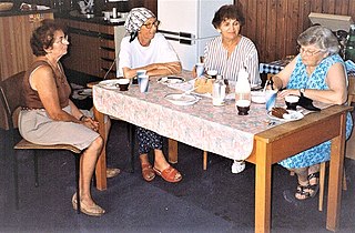 Obmann-Stv. Herta organisiert mit Hilda, Rosa Anni