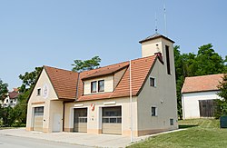 Feuerwehrgebäude in A-2276 Katzelsdorf.jpg