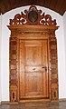 Türe vom Gang zum Wohnzimmer mit dem Wappen der von Altmannshausen (vom Gang aus gesehen)