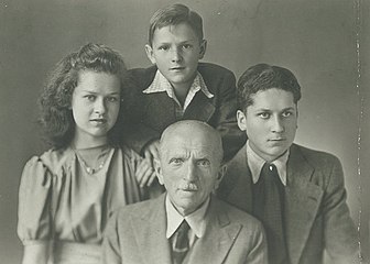 Fredi mit Großvater Julius Westhoff sowie Geschwistern Jetty und Helmut.