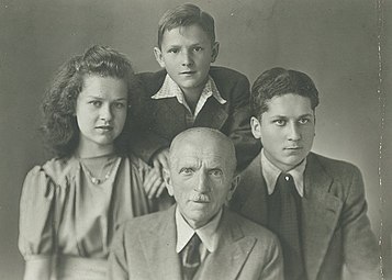 Großvater Julius Westhoff mit Enkeln Alfred, Gretl und Helmut