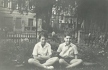 Karin und Helmuth, ihre damaligen Enkel um 1960