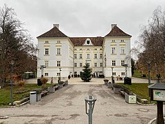 Vorderseite des Schloss Vöslau