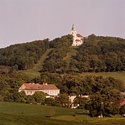 Karnabrunn mit Wallfahrtskirche und Schloss